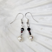 Handgefertigte Ohrringe aus echten Edelsteinen und Süßwasserperlen – BE-YOUNIQ Design