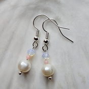 Handgefertigte Ohrringe aus echten Edelsteinen und Süßwasserperlen – BE-YOUNIQ Design