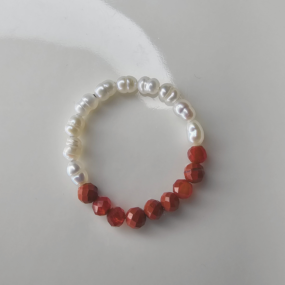 Edelsteinring mit Süßwasserperlen – moderner Schmuck mit spiritueller Bedeutung.