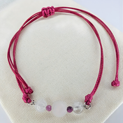 Edelsteinarmband mit Rosenquarz-, Rubin- und Bergkristall-Perlen auf verstellbarem pinken Polyesterband mit Schiebeknoten, zartes Armband im Minimal-Look.