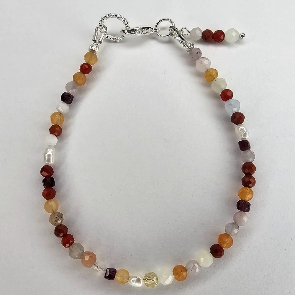 Edelsteinarmband mit Geburtsstein Karneol, rotem Jaspis, Sonnenstein, Mondstein, Granat und Süßwasserperlen, warmes Farbspiel in Naturtönen, zartes Armband im Minimal-Look.