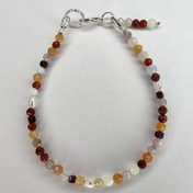 Edelsteinarmband mit Geburtsstein Karneol, rotem Jaspis, Sonnenstein, Mondstein, Granat und Süßwasserperlen, warmes Farbspiel in Naturtönen, zartes Armband im Minimal-Look.