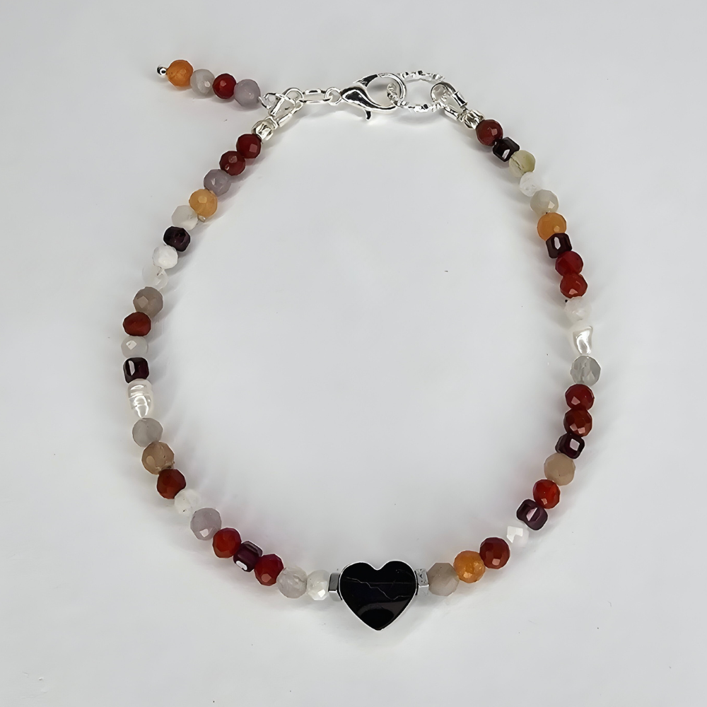Edelsteinarmband mit Geburtsstein mit Karneol, rotem Jaspis, Sonnenstein, Mondstein, Granat und Süßwasserperlen, mittig ein schwarzes Herz-Element, warmes Armband im Minimal-Look.