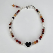 Edelsteinarmband mit Geburtsstein mit Karneol, rotem Jaspis, Sonnenstein, Mondstein, Granat und Süßwasserperlen, mittig ein schwarzes Herz-Element, warmes Armband im Minimal-Look.
