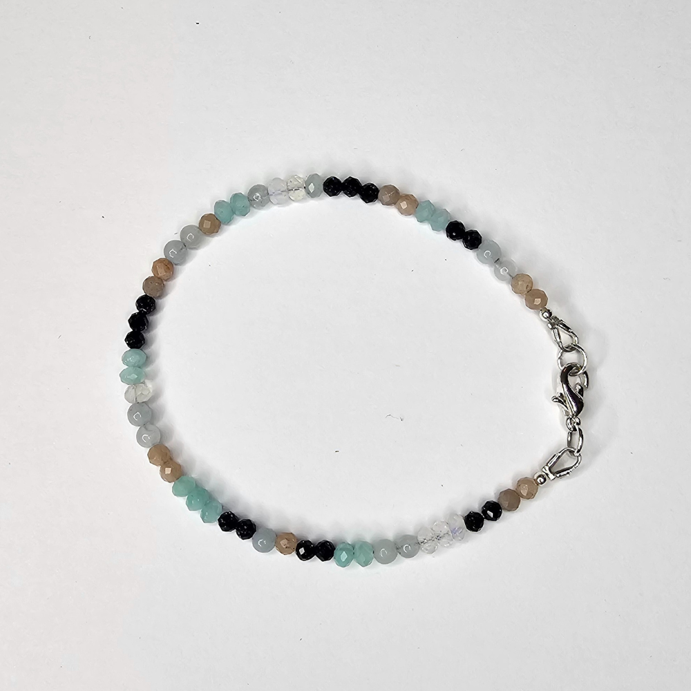 Handgefertigtes Edelsteinarmband Celestial Dream mit Amazonit, Mondstein, Blaufluss, Aquamarin und Opal – zartes Armband für Damen mit beruhigender, intuitiver Energie.