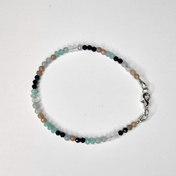 Handgefertigtes Edelsteinarmband Celestial Dream mit Amazonit, Mondstein, Blaufluss, Aquamarin und Opal – zartes Armband für Damen mit beruhigender, intuitiver Energie.