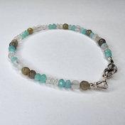 Handgefertigtes Edelsteinarmband Blue Essence mit Amazonit, Labradorit, Bergkristall und Rosenquarz – zartes Armband für Damen mit harmonischer, beruhigender Energie.
