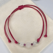 Edelsteinarmband mit Rosenquarz-, Rubin- und Bergkristall-Perlen auf verstellbarem pinken Polyesterband mit Schiebeknoten, zartes Armband im Minimal-Look.