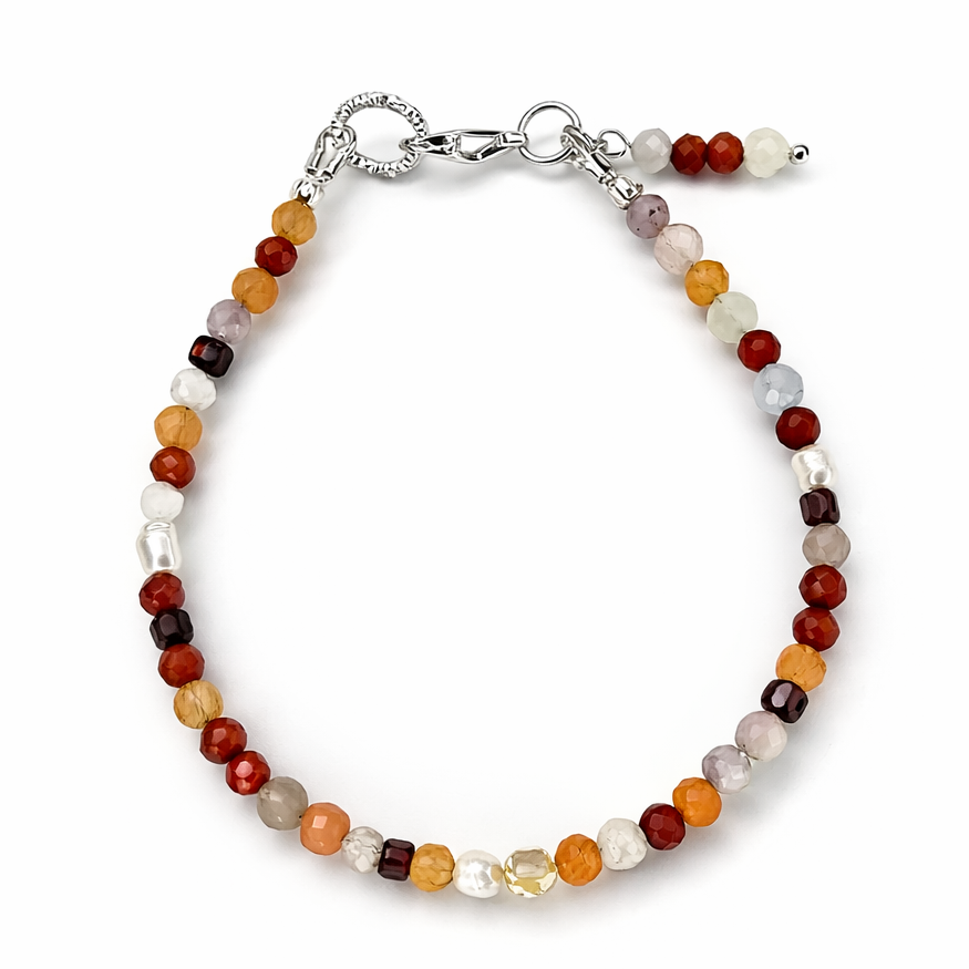 Edelsteinarmband mit Geburtsstein Karneol, rotem Jaspis, Sonnenstein, Mondstein, Granat und Süßwasserperlen, warmes Farbspiel in Naturtönen, zartes Armband im Minimal-Look.