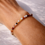 Sunset – feines Armband mit echten Edelsteinperlen: Karneol, roter Jaspis und Süßwasserperlen sowie weitere Edelsteine