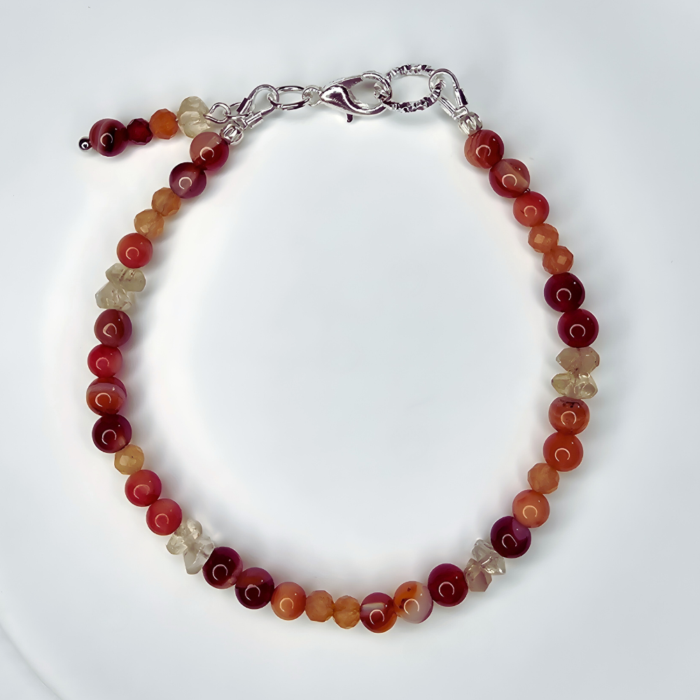 Handgemachtes Edelsteinarmband mit Karneol, Citrin, Sonnenstein & Bambuskoralle in warmen Farben – traditionell für Mut, Lebensfreude & Power.