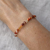 Handgemachtes Edelsteinarmband mit Karneol, Citrin, Sonnenstein & Bambuskoralle in warmen Farben – traditionell für Mut, Lebensfreude & Power.