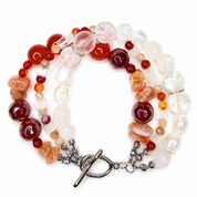 Amber Moon – dreireihiges Statement-Armband: roter Achat, Sonnenstein und Süßwasserperlen