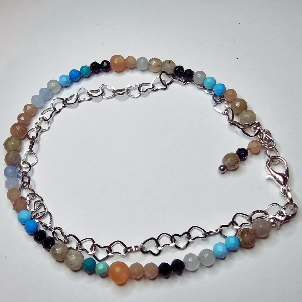 Handgefertigtes Edelsteinarmband mit Mondstein, Türkis, Aquamarin und Blaufluss – zartes Damenarmband mit fix montierter Edelstahl-Herzkette, das Ruhe, Harmonie und Leichtigkeit ausstrahlt.