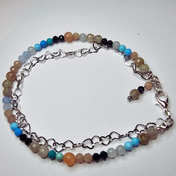 Handgefertigtes Edelsteinarmband mit Mondstein, Türkis, Aquamarin und Blaufluss – zartes Damenarmband mit fix montierter Edelstahl-Herzkette, das Ruhe, Harmonie und Leichtigkeit ausstrahlt.