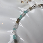 Handgefertigtes Edelsteinarmband Blue Essence mit Amazonit, Labradorit, Bergkristall und Rosenquarz – zartes Armband für Damen mit harmonischer, beruhigender Energie.