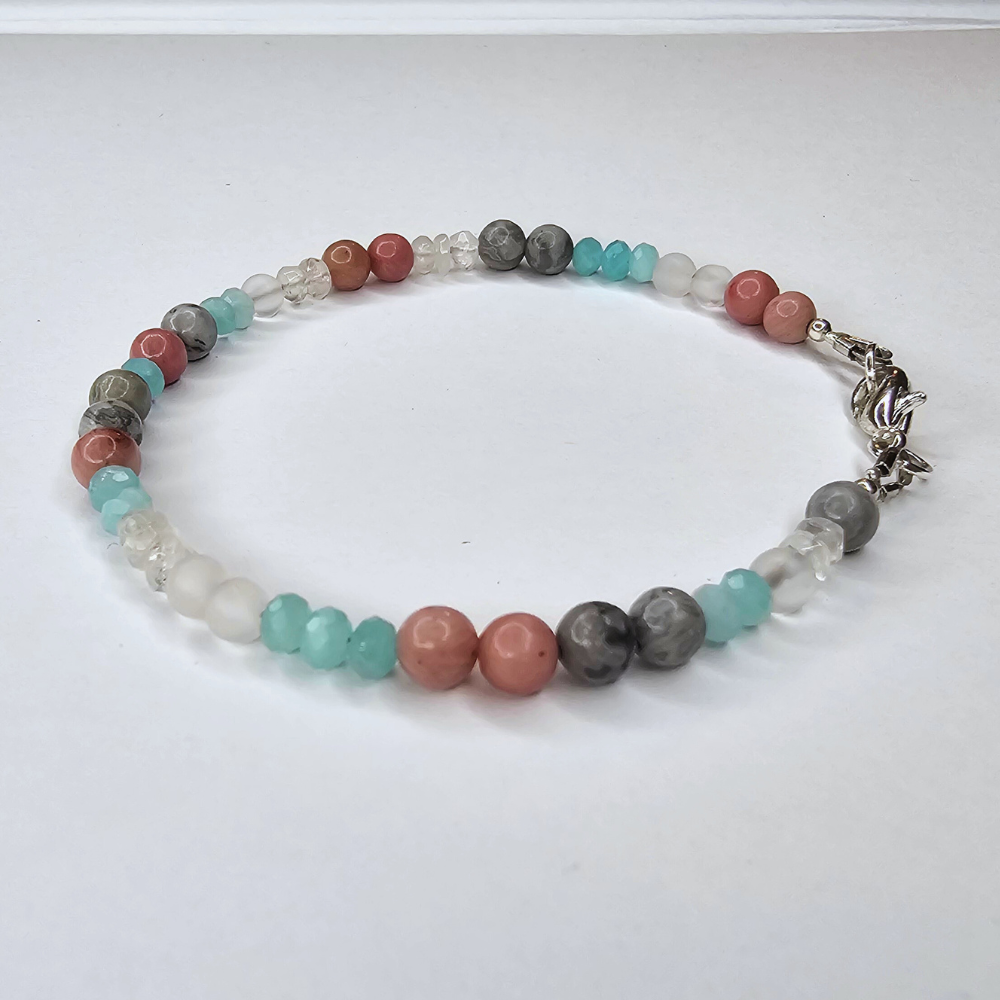 Feines Edelsteinarmband für Damen – handmade Schmuck von BE-Youniq