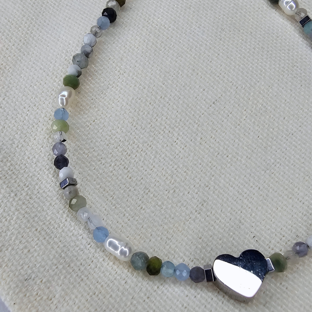 Handgefertigtes Edelsteinarmband mit Herz-Charm aus Edelstahl, Alashan Achat, Howlit, Amazonit, Aquamarin, Topas, Sodalith, Mondstein und Süßwasserperlen, im ruhigen Wasserfarben-Design.