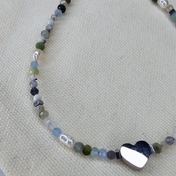 Handgefertigtes Edelsteinarmband mit Herz-Charm aus Edelstahl, Alashan Achat, Howlit, Amazonit, Aquamarin, Topas, Sodalith, Mondstein und Süßwasserperlen, im ruhigen Wasserfarben-Design.