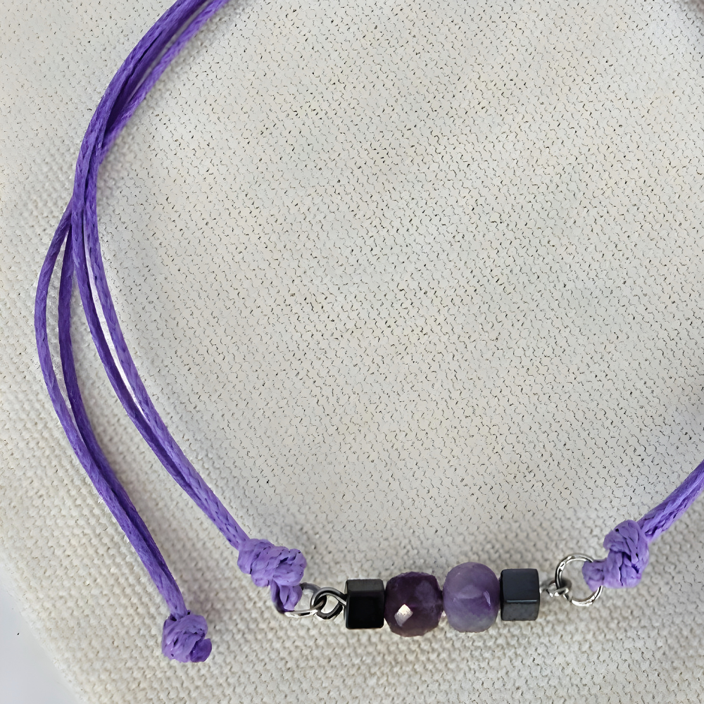 Edelsteinarmband mit Amethyst- und Hämatit-Perlen auf verstellbarem fliederfarbenem Polyesterband mit Schiebeknoten, zartes Armband im Minimal-Look.