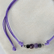 Edelsteinarmband mit Amethyst- und Hämatit-Perlen auf verstellbarem fliederfarbenem Polyesterband mit Schiebeknoten, zartes Armband im Minimal-Look.