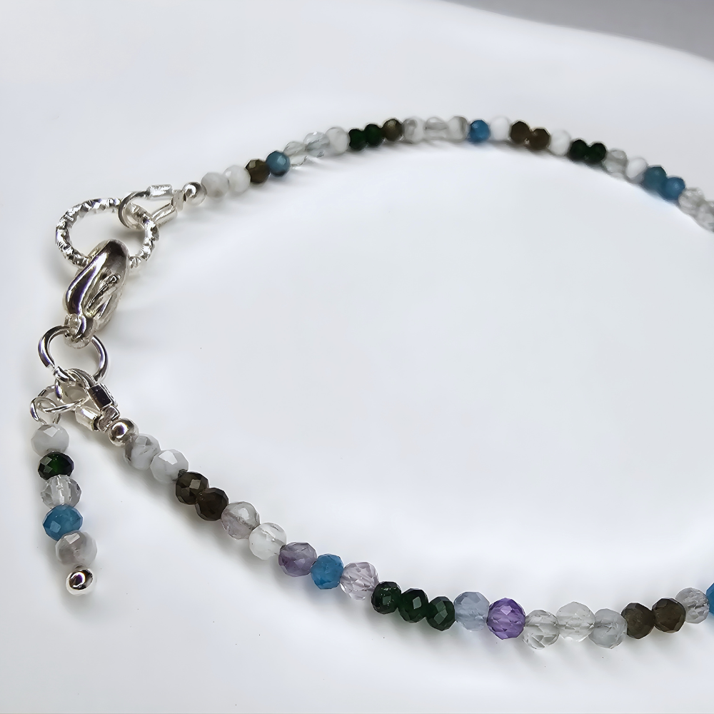 Handgefertigtes Edelsteinarmband mit Apatit, Howlith, grünem Sandstein, Rauchquarz und Fluorit