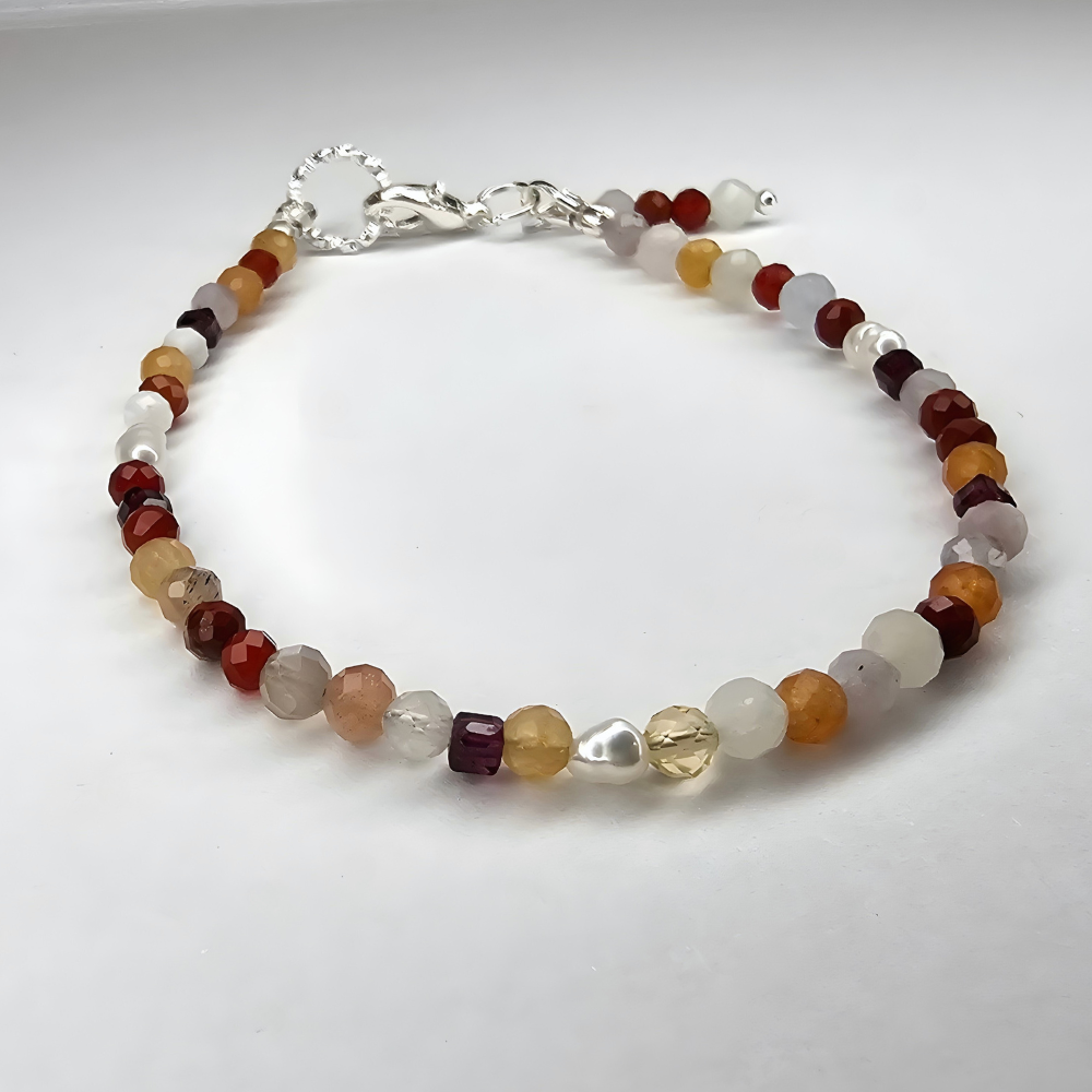 Edelsteinarmband mit Karneol, rotem Jaspis, Sonnenstein, Mondstein, Granat und Süßwasserperlen, warmes Farbspiel in Naturtönen, zartes Armband im Minimal-Look.