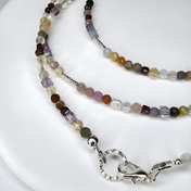 2-in-1 Edelsteinkette mit Fluorit, Mondstein, Granat, Turmalin, Citrin, Opal und Süßwasserperlen, 71 cm, silberfarbene Details.