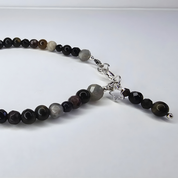 Dark Earth Fusion – feines Armband mit echten Edelsteinperlen: Onyx, Granat und Tigerauge