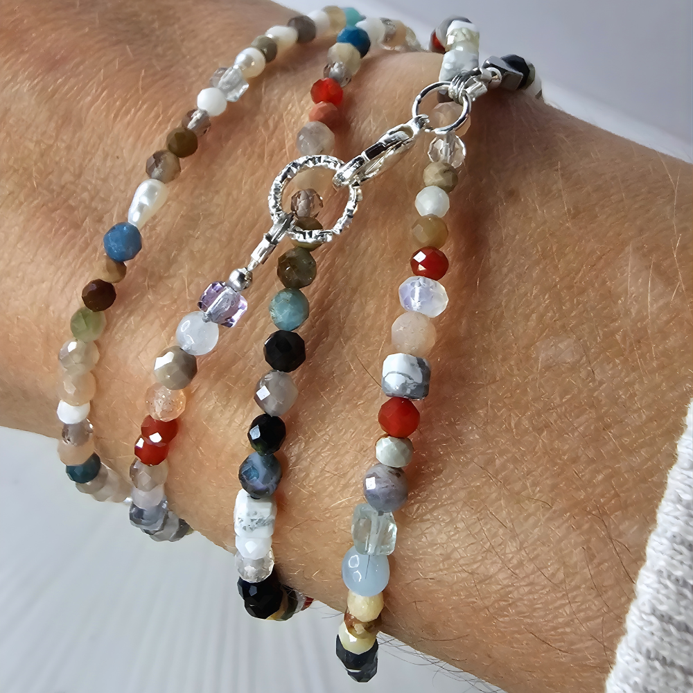 Handgefertigtes 2-in-1 Schmuckstück aus Howlit, Fluorit, Karneol, rotem Jaspis, Alashan Achat, Mondstein, Kyanit, Opal und Süßwasserperlen, zart schimmerndes Edelstein-Design als Kette oder Armband tragbar.