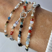 Handgefertigtes 2-in-1 Schmuckstück aus Howlit, Fluorit, Karneol, rotem Jaspis, Alashan Achat, Mondstein, Kyanit, Opal und Süßwasserperlen, zart schimmerndes Edelstein-Design als Kette oder Armband tragbar.