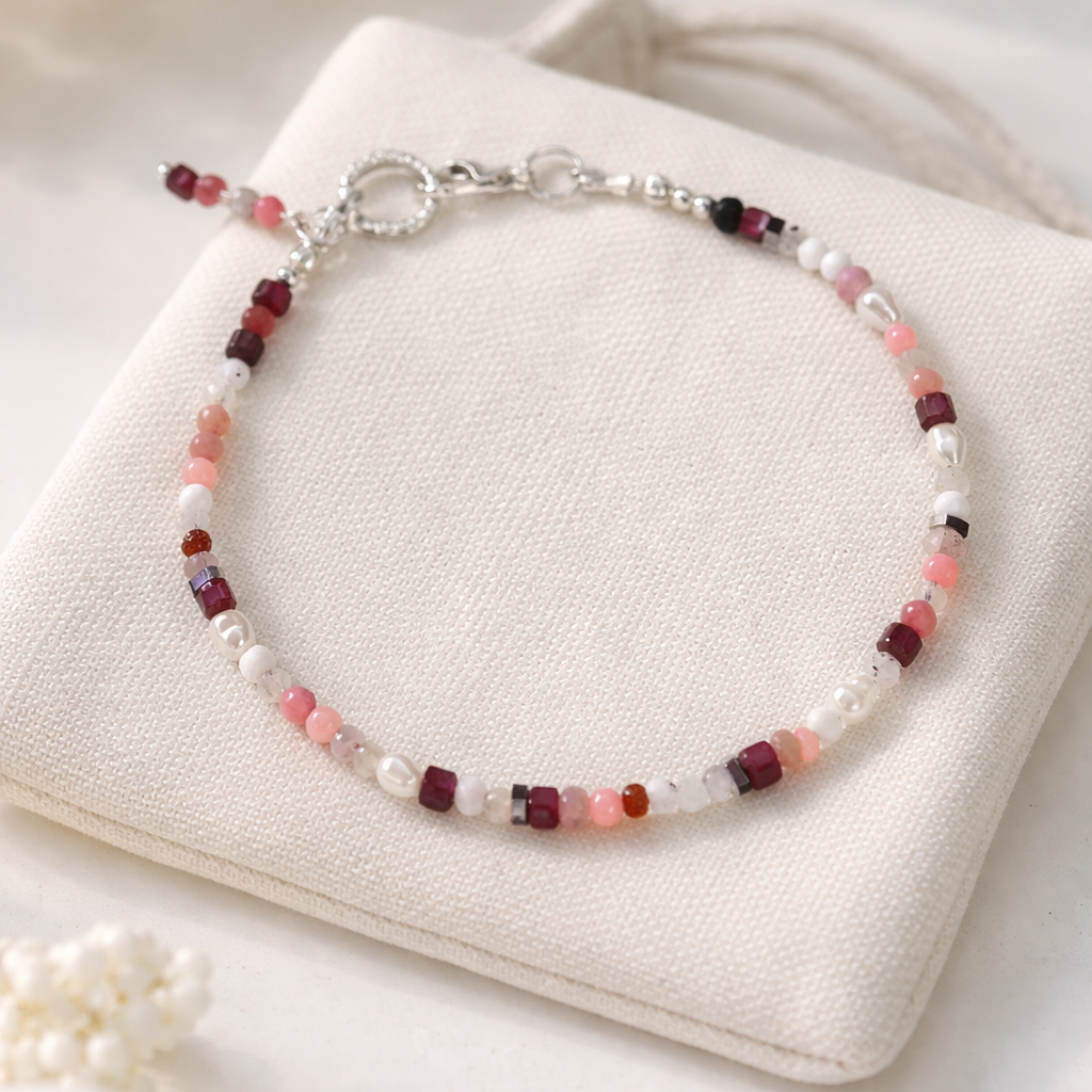 Edelsteinarmband Granat mit Mondstein als Geburtsstein für Januar sowie Howlit, Hämatit und Rhodonit. Warm, stabilisierend und elegant – ein starker Begleiter im Alltag.