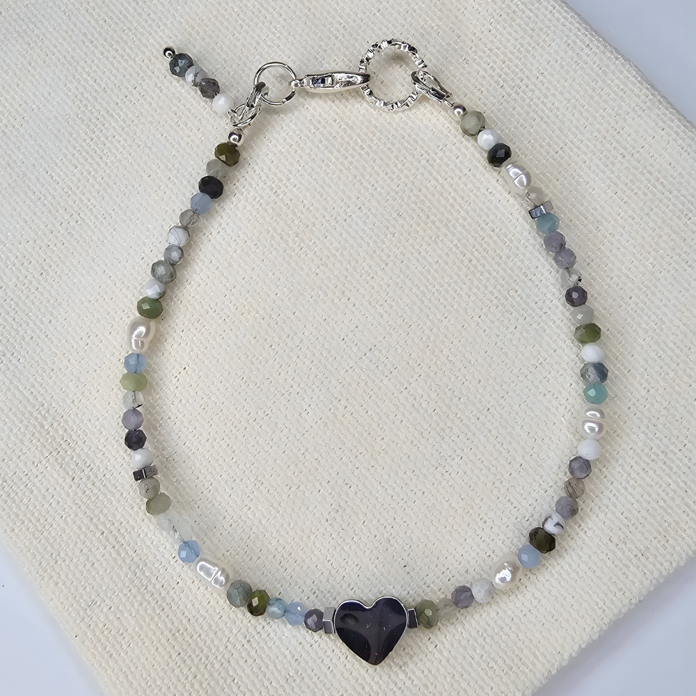Handgefertigtes Edelsteinarmband mit Herz-Charm aus Edelstahl, Alashan Achat, Howlit, Amazonit, Aquamarin, Topas, Sodalith, Mondstein und Süßwasserperlen, im ruhigen Wasserfarben-Design.