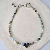 Handgefertigtes Edelsteinarmband mit Herz-Charm aus Edelstahl, Alashan Achat, Howlit, Amazonit, Aquamarin, Topas, Sodalith, Mondstein und Süßwasserperlen, im ruhigen Wasserfarben-Design.