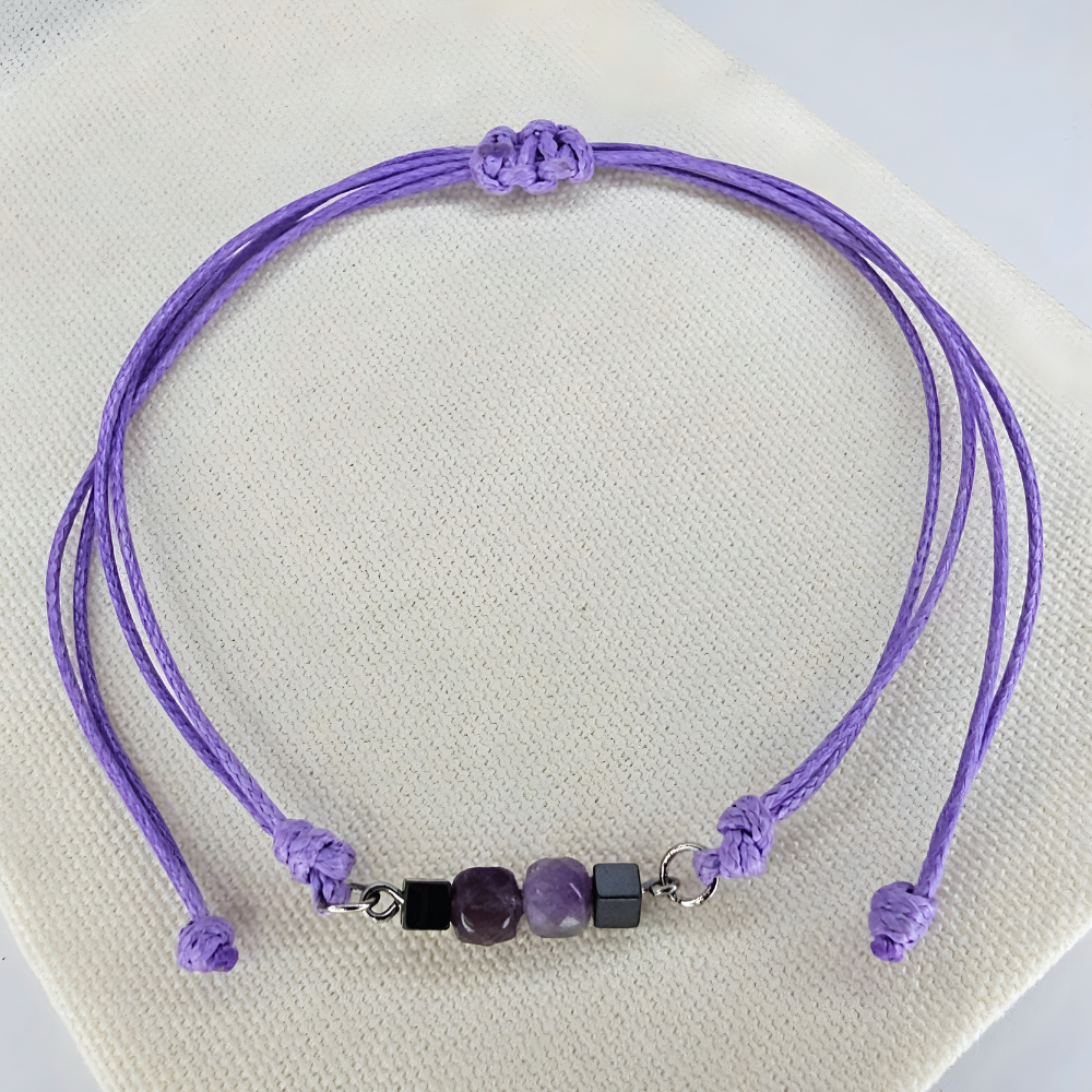 Edelsteinarmband mit Amethyst- und Hämatit-Perlen auf verstellbarem fliederfarbenem Polyesterband mit Schiebeknoten, zartes Armband im Minimal-Look.