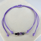 Edelsteinarmband mit Amethyst- und Hämatit-Perlen auf verstellbarem fliederfarbenem Polyesterband mit Schiebeknoten, zartes Armband im Minimal-Look.