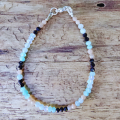 Handgefertigtes Edelsteinarmband Celestial Dream mit Amazonit, Mondstein, Blaufluss, Aquamarin und Opal – zartes Edelstein Armband für Damen mit beruhigender, intuitiver Energie.