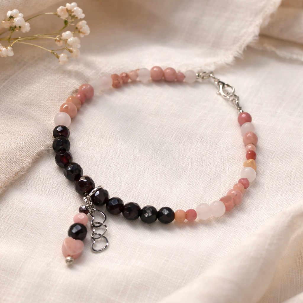 Edelsteinarmband mit Rosenquarz, Rhodonit & Granat – handgemacht