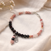 Fire & Blossom – feines Armband mit echten Edelsteinperlen: Rosenquarz, Rhodonit und Granat