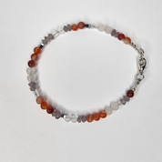 Crimson Soul – feines Armband mit echten Edelsteinperlen: roter Achat und Amethyst