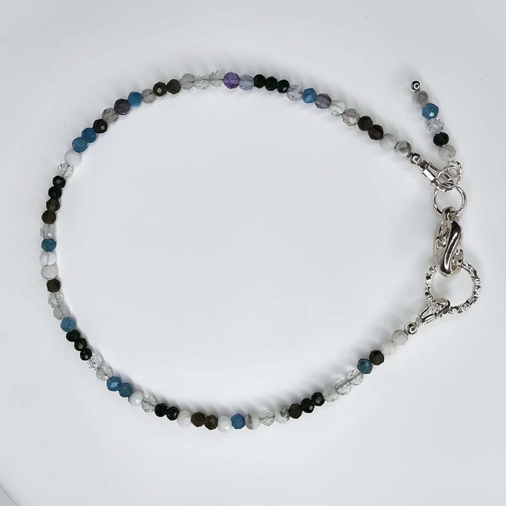 Handgefertigtes Edelsteinarmband mit Apatit, Howlith, grünem Sandstein, Rauchquarz und Fluorit