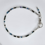 Handgefertigtes Edelsteinarmband mit Apatit, Howlith, grünem Sandstein, Rauchquarz und Fluorit