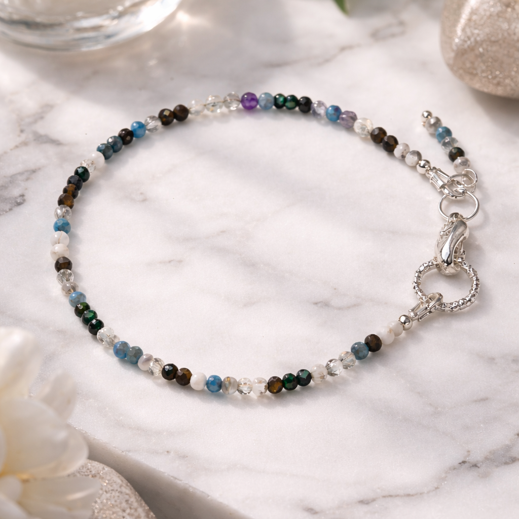 Edelsteinarmband ‘Soft Reset’ aus Apatit, Howlith und grünem Sandstein mit silbernem Verschluss, auf hellem Untergrund.