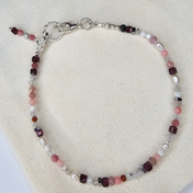 Handgefertigtes Edelsteinarmband mit Granat, Mondstein, Howlit, Hämatit, Bambuskorall, rotem Sandstein, Rhodonit und Süßwasserperlen.