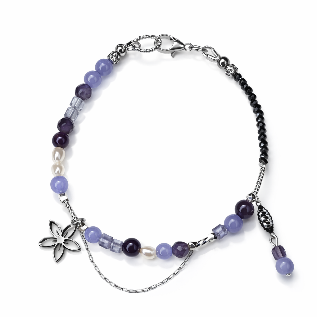 Edelsteinarmband aus Aquamarin, Amethyst, Fluorit und Hämatit, handgefertigt in Österreich, minimalistisch, hochwertige Produktfotografie in hellen Naturtönen.