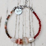 Edelsteinarmband aus Sonnenstein, Alashan Achat, rotem Achat, Fluorit, Mondstein und Süßwasserperlen