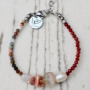 Edelsteinarmband aus Sonnenstein, Alashan Achat, rotem Achat, Fluorit, Mondstein und Süßwasserperlen