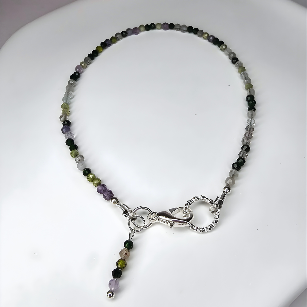 Handgefertigtes Edelsteinarmband mit Fluorit, grünem Sandstein, Peridot und weißem Mondstein – klar, elegant und harmonisch