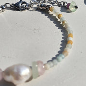 Handgefertigtes Damen Armband mit Rubin, Rosenquarz, Amazonit, grünem Chalcedon und Süßwasserperlen