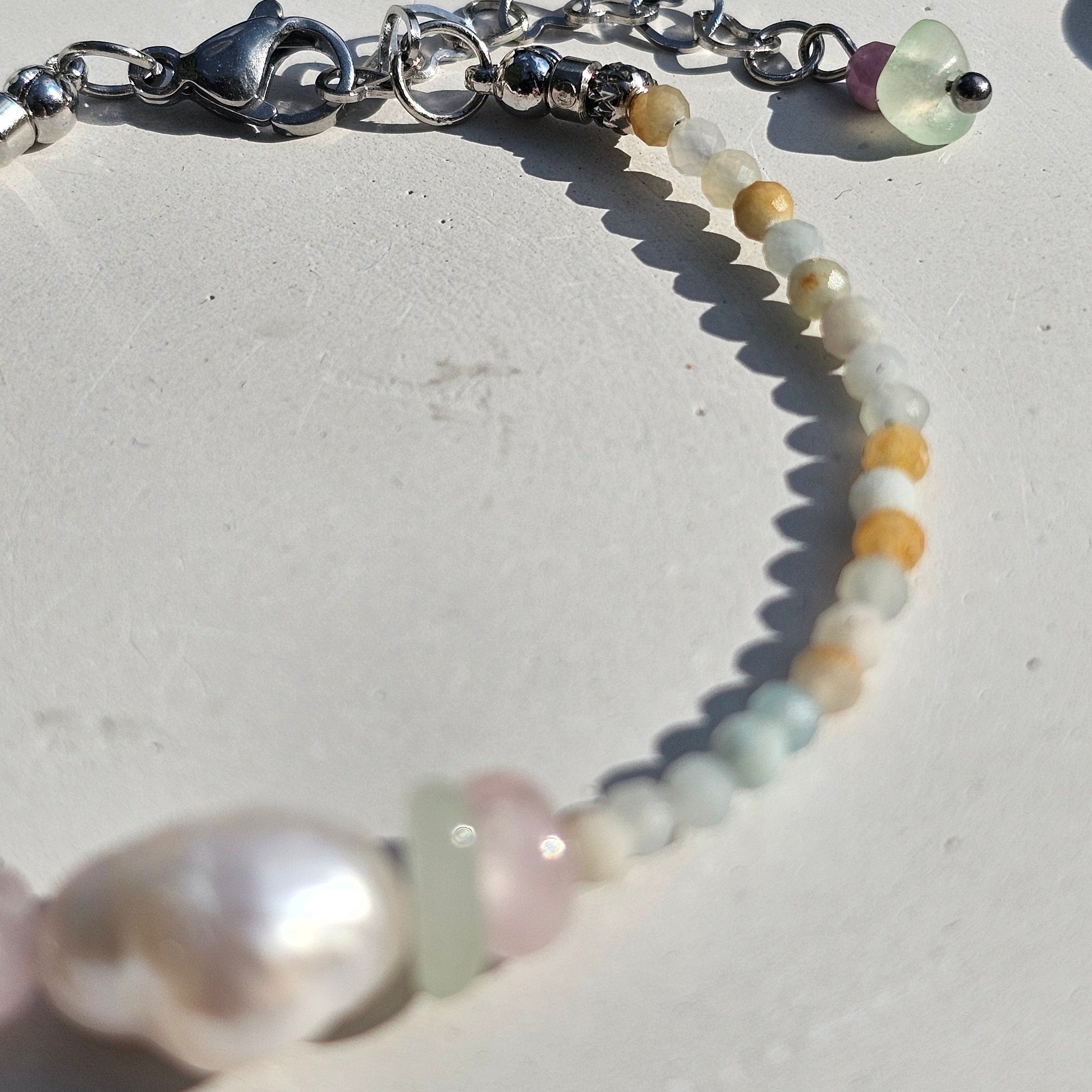 Handgefertigtes Damen Armband mit Rubin, Rosenquarz, Amazonit, grünem Chalcedon und Süßwasserperlen